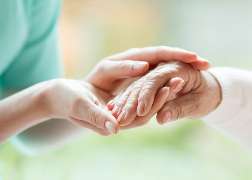 利用者さんに手を添えている写真