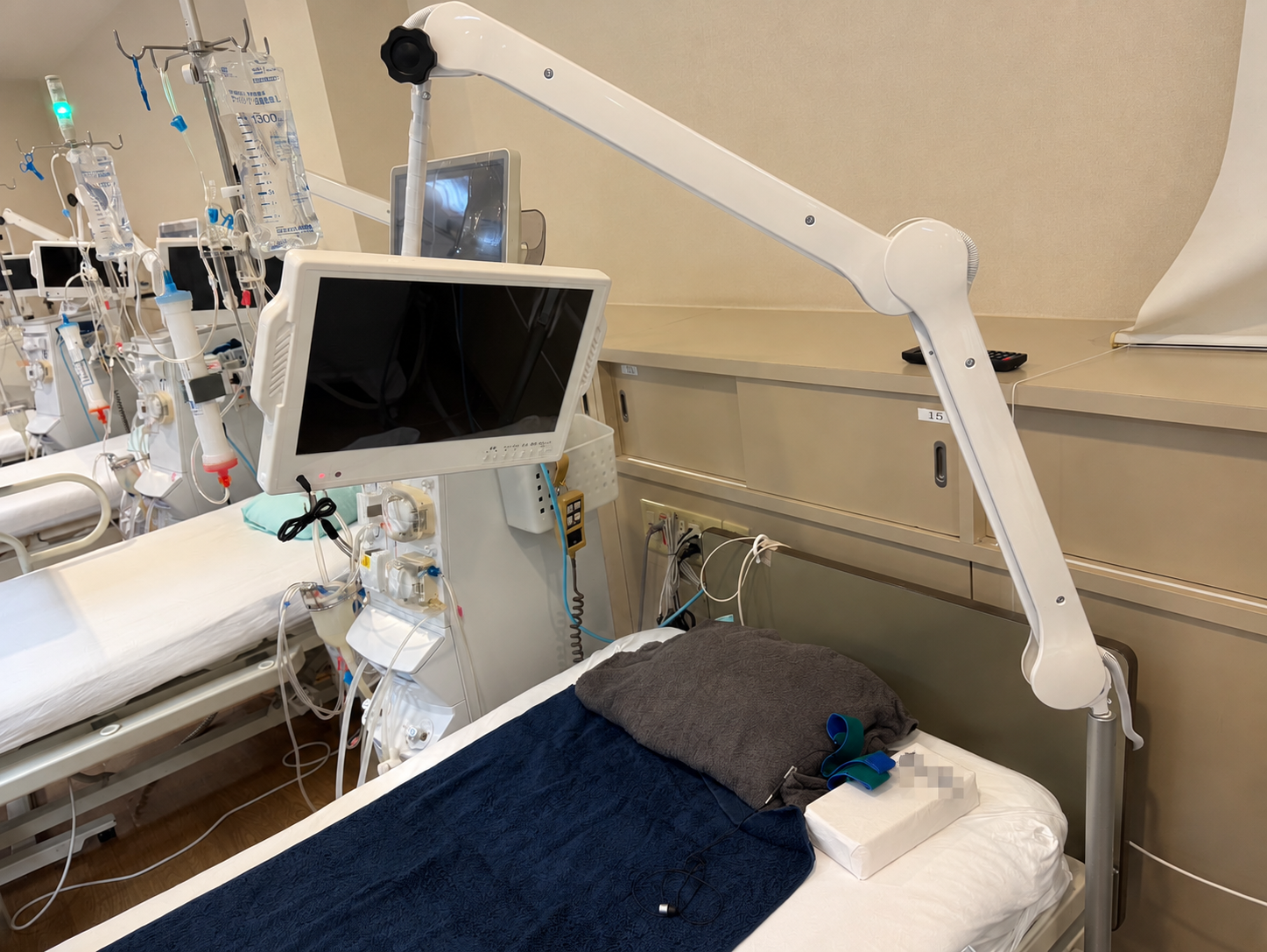 透析室のベッドと医療機器たち.png